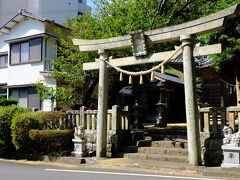大汗を掻きようやく登り切りました。そこにあるのは白皇神社。
昔、ここはユースホステルで、二泊したことがあります。当時は若者でにぎわっていましたが、今は静かです。