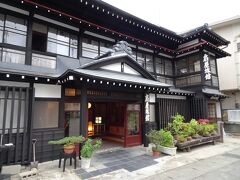 共同浴場 尼湯を中心に温泉旅館が10数件の温泉街ですが、趣のある素敵な温泉宿が並びます

《扇屋旅館》
創業500年の老舗旅館で、もちろん源泉100％の掛け流し湯、宿泊者専用の岩盤浴もあるそうです
