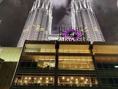 SURIA KLCC

クアラルンプールのシンボルといえばこのペトロナスタワーだと思います
ペトロナスタワー真下のSURIAから写真を撮ってみました
雨が降ってビルの上部は靄が残ってます
