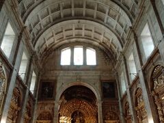 パチパチと電気を点けてくださると圧巻で、思わず息を飲みました。
「初めて来た方は、皆さんそうなります」と静かな笑顔

「それでは」と広い教会に一人置いて行かれました