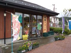 フルーツ店。食後にフルーツジュースを飲もうかと思ったのですが満幅で・・・。