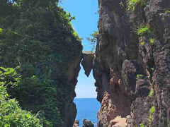 13：15　弁慶のはさみ岩
挟まっている不思議な岩があるとのことで見に行きましたが、想像以上にちゃんと挟まってます！！
不思議な景色でした。