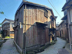 16：00　宿根木
昔ながらの街並みが残る宿根木（しゅくねぎ）。
迷路のような路地に今も100棟を超える板壁の民家が密集しています。
見所となる建物がいくつかあるのですが、その中で一番有名な「三角家（さんかくや）」。
文字通り三角形のお家です。中も見れますが有料なので外観の写真を。
でも三角形が分るように写真を撮るのは難しいですね。
