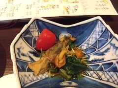 打ち上げは西口の「居酒屋おかん」さん。
昔一度お邪魔したことがあるような・・・。
お通し、名前は忘れましたがビールによく合う南蛮漬け的なやつ！！（ピリ辛でした）