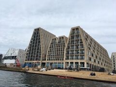 斬新なデザイン。コペンハーゲンで一番家賃が高いマンションだと、カナルツアーのガイドさんが説明していましま