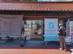 弁天池から戻ってきて、駐車場にある秋芳名水特産品直売所(Benten Blue)へ。
どんなものがあるか探索です。