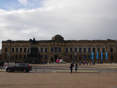 ツヴィンガー宮殿です。金色が光る玉ねぎの塔が有名ですが、北側からだと見えません。中にはアルテマイスター絵画館と磁器収集室、数学・物理学室があります。
