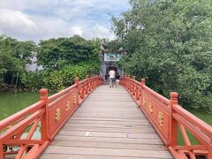 ホアンキム湖の島にある玉山祠を見学