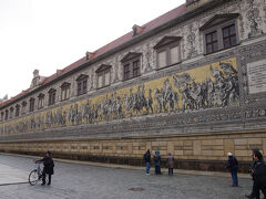 「君主の行進」です。１６世紀に城の厩として建てられた建物の外壁にマイセン焼きのタイルで描かれています。

