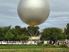 で、聖火。チュイルリー公園です。空中に飛ばないように繋がれていました。
事前予約すれば近くまで行けるとのことでしたが、全貌を見たかったのであえて予約はしませんでした。
聖火の「火」は、環境にやさしくLED電球だそうです。環境にはいいけど、聖火って電球でいいの？なんかちょっとビックリでした。絶対消えないですね。