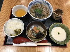 入口の真ん前にある芹生茶屋で昼食
人が混んでこないうちに食事をしてしまおう。
大原女膳というメニューを頼んだ。
とろろそばが　疲れた胃に優しい。