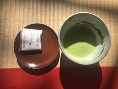 宝筐院は大原でも好きなお寺だ。
入ると　お茶とお菓子のおもてなしがある。