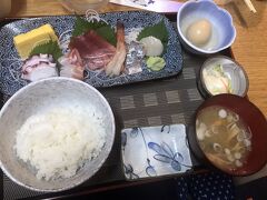 やってた

1000円の刺身定食をいただく