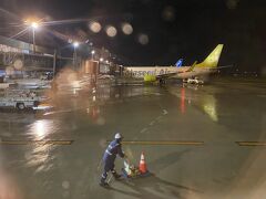 定刻よりも早く神戸空港に到着

台風10号の影響で雨が降っていました