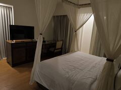 7/21(月)
ドライバーと出会えない事件もありましたが、まぁなんとか今宵の宿「クタパラディソホテル」到着。
時刻はもう深夜1時半。
ソファもあり、広さも十分なお部屋でした。