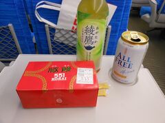 帰りは新幹線です。
初めて、金券ショップで新幹線チケットを買い、新大阪駅JR窓口で
乗る日付の変更手続きをいたしました。
そして改札前に551蓬莱を購入し、自由席に乗りました。
551は豚まん2個（夕飯です。）おいしかった。！
写真には乗っていませんが、赤福も購入し、食べました。