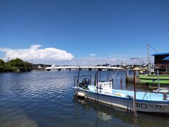 早いもので2024年も夏から秋へ移ろい，蒼空を映す平潟湾口に架かる白色の夕照橋の上空も秋の気配。
金沢区南部や横須賀市北部の住民にはお馴染みのこの風景も，大半の横浜市民，ましてやほとんどの神奈川県民には知られていないでしょうか。