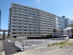 金沢八景駅近くにあった昭和の趣な小さな旅館「追浜園」が解体された跡地は，綺麗に舗装されて駐車場となっていた。大半は月極めで，数台がこの辺りでは貴重な時間貸。すく隣に高い壁が建ち，海も花火も眺められない当地での「追浜園」の再建は当面は無さそうだ。