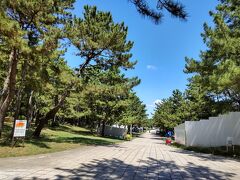 未だ午前中なので閑散としている。会場案内図の掲示の他，仮設WCや照明が首尾良く恐らく前日より前に設置されている。
ところで，右手の白色の壁の向こう側がどうなっているか，皆さま興味津々でしょうか？