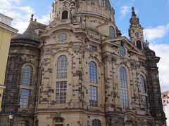 フラウエン教会です。第二次世界大戦で瓦礫と化し、東ドイツ時代は放置されていたものが、東西ドイツ統一後に修復の機運が盛り上がり、世界中から182億円もの寄付が集まって、２００５年１０月に工事が完了しました。「ヨーロッパ最大のジグソーパズル」と呼ばれました。白い外壁に点々と黒い石があるのは、オリジナルの石です。
