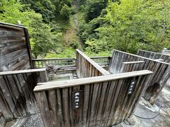 宿に戻り、再び温泉へ。加仁湯ではチェックアウト後も温泉の利用が無料で可能なので、バス待ちの間に入ってもOKなんです。