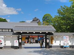 時間があれば、市電に乗り移動したかったのですが、時間節約のためタクシーを選択。「桜の馬場 城彩苑」まで乗車し、入口の門のところまでやってきました。「城彩苑」は城下町の家屋を再現した飲食店やおみやげ処が立ち並ぶ複合施設なんだそうです。