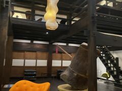 今夜のお宿
南魚沼市大沢にある『里山十帖』
旅館でもホテルでもなく
その空間を楽しむ場所といった
ところですか？！
天井の高い重厚な柱と
デザイナーの家具に囲まれ
日常を忘れさせてくれます。