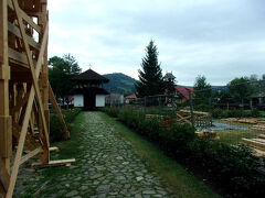 フモル修道院。

あらあらあいにく修復中。