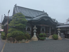 こちらが花岳寺の本堂。この左手に墓所への入口があり、そこから有料になっています。