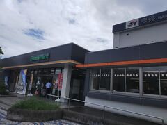 最初の休憩は中居パーキングエリアで 建物の隣に コンビニがあります