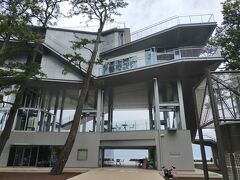松原公園の中に立っている 建物です