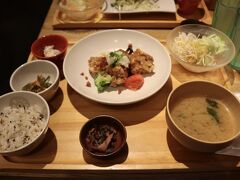 三宮に到着し、ランチをしにオーパ2へ

おぼんdeごはん にしました

ご飯と味噌汁はおかわり無料でした