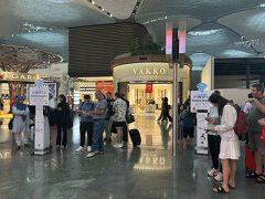 空港Wi-fiは1時間まで無料になります。
こんな白い機械があちこちにありまして。