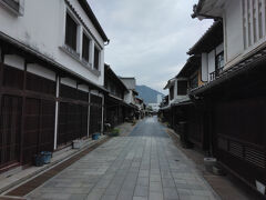 そして古い街並みの中心部へと入って行きます。この通りが本町通りで、竹原の町並み保存地区の中心となっています。