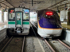 １時間ほどで新庄駅に到着。
在来線と新幹線が隣同士に停まっているのが見られる素敵な駅です。
