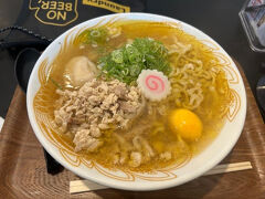 肘折温泉行のバスまでは約１時間あるし、ラーメン食べようー。
駅前に有名な「新旬屋」さんがあったのでそちらへ。５分ほどの待ちで席に案内して頂けました。

頂いたのは「金の鳥中華」
ほぁー…スープが美味しい。ちぢれ麺って普段食べないんだけど、このスープにはこの麺だね。
店員さんがとても元気、かつ丁寧で良いお店でした♪