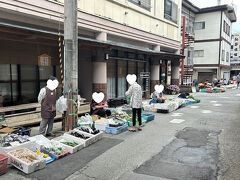 おはようございます(・▽・)
肘折温泉街では毎日6時くらいから朝市が開催されているので、早起きして行ってみました。

地元のお婆ちゃま達が畑で採れた野菜やらキノコのおこわを売っています。
こちらではアスパラとナスを購入しました。どれもお安い(´∀｀*)
ナスを買ったところのおばーちゃんが「ほれ、おまけもってけ！」と袋にたくさん入れてくれました。ありがとうおばあちゃん！