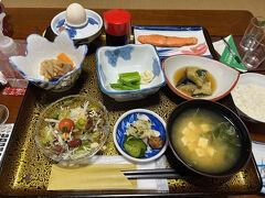 朝市散策後は旅館の朝風呂に入り、7:30から朝ごはん。
温泉卵があるとなんかテンション上がるよね。量もちょうど良かった。