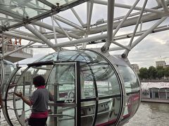 ロンドンアイにも乗りました。

並んでるけど、結構な人数がひとつのゴンドラに乗れるので
そんなには時間かからなかったです。
