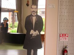 小村寿太郎の等身大の写真がありました。小柄な人ですね。身長は156センチだそうです。男性にしては小さい方ですね。