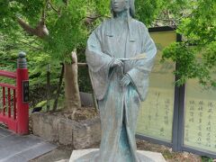 ねね像は太閤像とはちょっと違う方に目線を向けている…