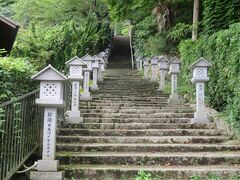 湯泉神社は階段のはるか上　ちょっと無理