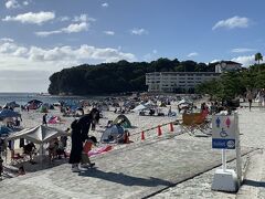 まだ陽が沈む前の16時過ぎの白良浜。
本日の花火大会の会場です。