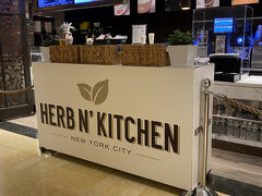 さて夕食を買いに来ました。

ホテル内『Herb N' Kitchen』でテイクアウトします。

ニューヨークでは、１日あたり＄35のリゾートフィーが徴収されましたが、そのままDestination Chargeとして使えます。

さらに、ヒルトンゴールド会員特典として、１日当たり＄18も加算されるので、結局のところ、１日当たり部屋付けにすれば、＄53の飲食ができます。

