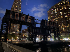 夕暮れ時になり、ニューヨーク夜景ツアー（オプショナルツアー）に参加します。


