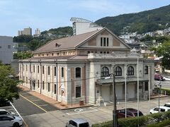 佐世保市内にある旧海軍の佐世保鎮守府凱旋記念館に来ました。

レトロな雰囲気の建物です。

