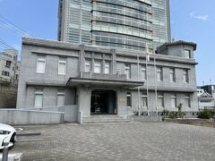 こちらは凱旋記念館の近くにある海上自衛隊の史料館です。

旧海軍の集会所を模して造られた建物です。

奥の建物にて旧海軍や海上自衛隊にまつわる資料や映像を紹介しています。

