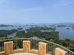 佐世保港から車で15分ほどの、展海峰に来ました。

九十九島が一望できる展望台で、佐世保の人気スポットです。

