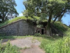 展海峰から車で10分ほどの、旧海軍の史跡の丸出山砲台観測所跡に来ました。

狭い道でのアクセスになりますので、ご注意ください。

