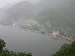 ビジターセンターを出る頃には周辺は雷鳴轟く豪雨となりました
山の天気は変わり易いとはよく言った物です

途中、有峰ダムのS字型の堤体が良く見える場所を見つけましたが
アングルは良いものの豪雨で霞んでしまい今一つの出来となってしまいました

それでも堤体の形は良く分かるし、天端を歩いている間だけでも晴れてくれた事に感謝です。

さてこの後は有峰林道を下り、富山県南部を西進しながら時間の許す限り「ダムカード配布対象施設」と「道の駅」を巡ります

順調にいけば「久婦須川ダム」「室牧ダム」「道の駅　利賀」「利賀ダム（建設中）」「利賀川ダム」「道の駅　たいら 五箇山・和紙の里」と4ダム2駅を巡る予定（時間の関係で途中断念の可能性もあり）

とは言え長くなってきたので、後は「後編」に続きます

※つたない文章＆写真に最後までお付き合い頂きましてありがとうございました
引き続き「後編」もご覧頂くと幸いです